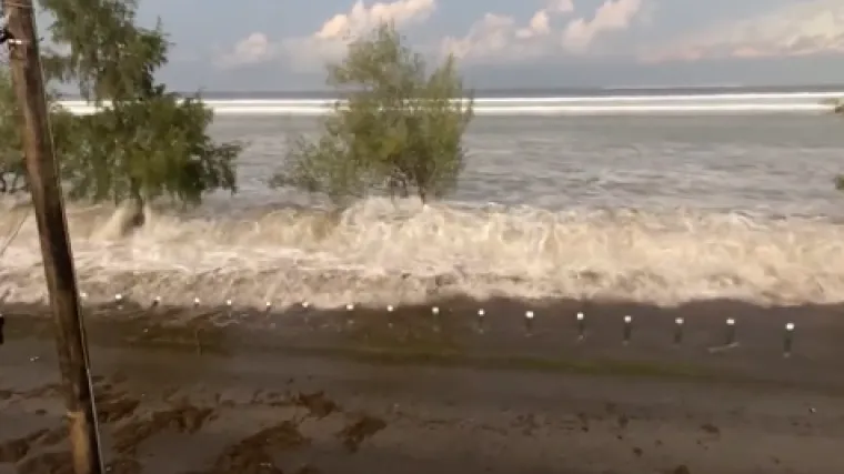 Dramatične snimke: Erupcija vulkana na dnu oceana dovela do tsunamija! Ljudi su bježali, neki su ostali zarobljeni