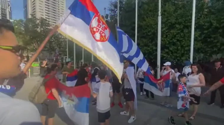 VIDEO Novi prosvjedi podr&scaron;ke Đokoviću: Na ulicama odjekuju zvuci harmonike i melodija 'Mar&scaron; na Drinu'