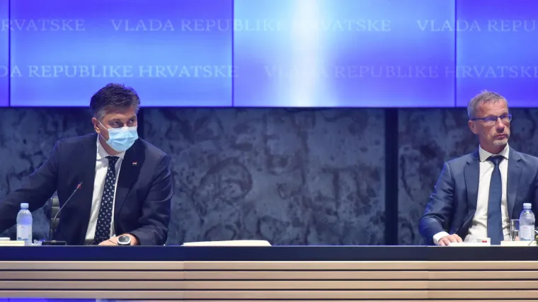 Plenković kazao kako će od rujna cijene biti istaknute u eurima i kunama. Unatoč aferi s HNB-om, do&scaron;ao i guverner Vujčić
