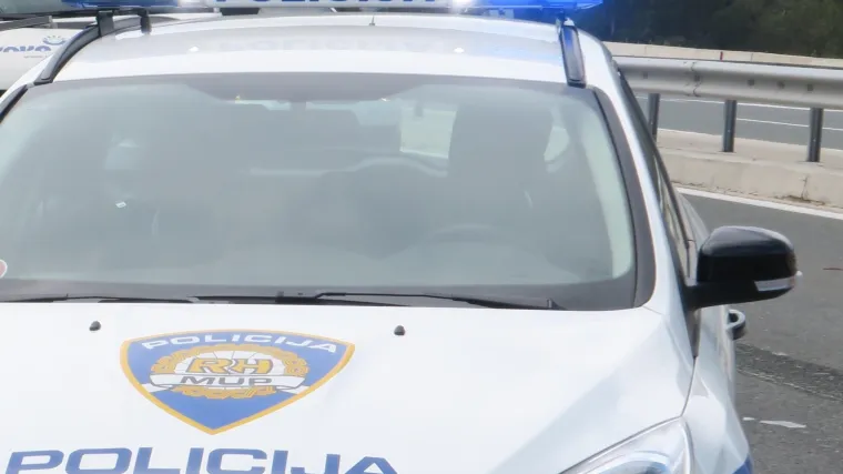 Maloljetnici u Istri ciglama i &scaron;ipkama o&scaron;tetili deset vozila vozila, kod jednog prona&scaron;li i drogu