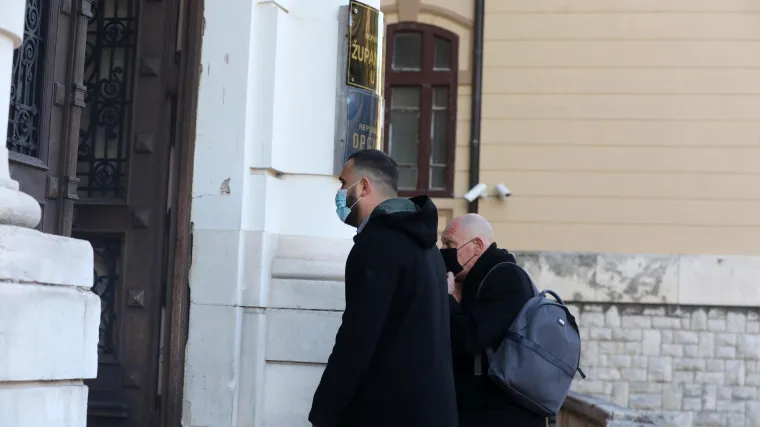 Prebrzo vozio i naletio na dva pje&scaron;aka, ubiv&scaron;i obojicu. Osuđen na 9 godina zatvora, zasad nepravomoćno