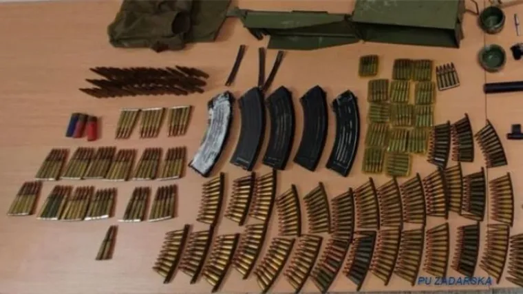 Trojica mladića kod Polače zabavljali se pucanjem rafala, pogodili kuću u kojoj se u tom trenutku nalazila trudnica