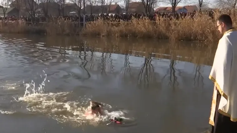 Vjernici u Rusiji, Srbiji i Ukrajini slave blagdan Bogojavljenja. Za&scaron;to Putin ba&scaron; ove godine nije i&scaron;ao u ledenu vodu?