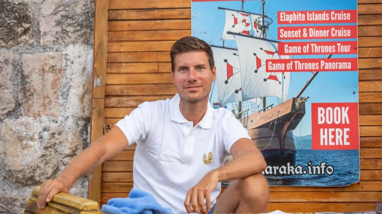 Žena primila Pernara na jedrilicu i uči ga ploviti, no on nije dobar učenik: 'Ima pažnju na nivou zlatne ribice'