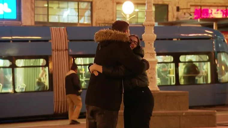 Jesu li se ljudi u pandemiji potpuno odviknuli od zagrljaja? Direkt je napravio eksperiment u centru Zagreba, pogledajte kako je pro&scaron;ao