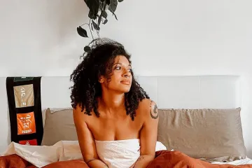 Pije menstrualnu krv i maže je po licu: Eksplicitno je pokazala kako vraća svoju 'urođenu svetost' i šokirala mase