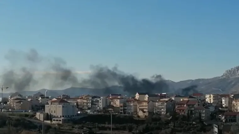 VIDEO Nad Splitom se nadvio crni gusti dim: Planuo brod u Vranjicu, na teren su iza&scaron;li vatrogasci