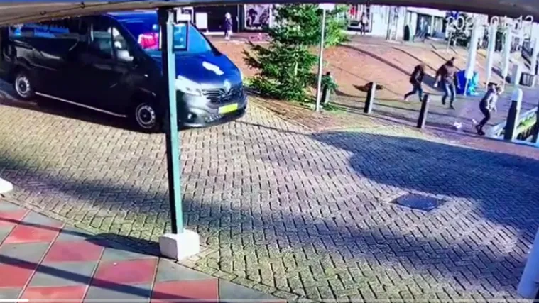 &Scaron;okantna snimka: Kolica u kojima je bilo dijete otkotrljala se u jezero, prolaznici odmah priskočili u pomoć