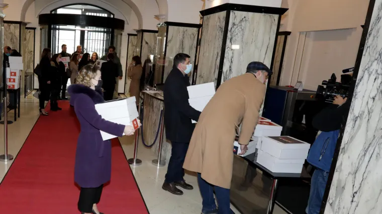 Mostovci su s osmijehom na licu Saboru predali vi&scaron;e od 800 tisuća potpisa, poručuju: 'Prestanimo maltretirati građane!'