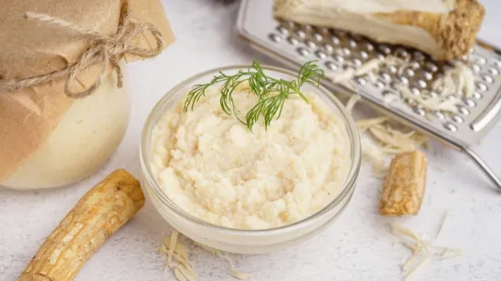 Kako pripremiti domaći hren? Par jednostavnih koraka do savr&scaron;enog umaka