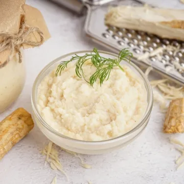 Kako pripremiti domaći hren? Par jednostavnih koraka do savr&scaron;enog umaka