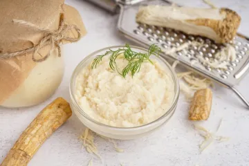 Kako pripremiti domaći hren? Par jednostavnih koraka do savr&scaron;enog umaka