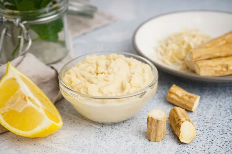 Kako pripremiti domaći hren? Par jednostavnih koraka do savr&scaron;enog umaka