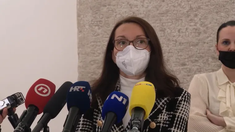 Premijer je pomislio staviti točku na slučaj državnih kvadrata, ali onda se oglasila Đerek. &Scaron;to kažu prozvani?