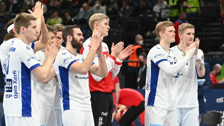 Island sru&scaron;io Crnu Goru i ostao u igri za polufinale