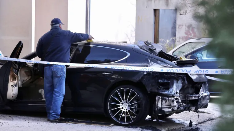 Na parkirali&scaron;tu u Splitu jutros buknuo požar, gorio je Porsche