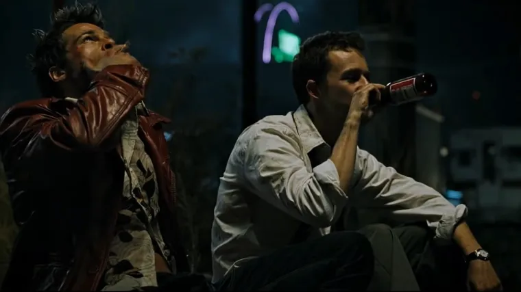 NR Kina je izmijenila verziju 'Kluba boraca' za svoju publiku. Nimalo suptilno. Policija pobijedi, spa&scaron;ava kapitalizam&hellip;