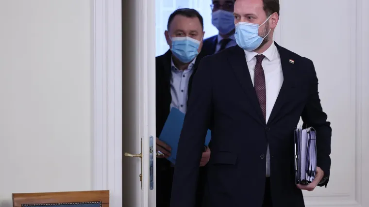Banožić: 'Milanović je trebao reći za&scaron;to je zagovarao ponudu koja je bila skuplja za Hrvatsku. Ja ga i dalje pozivam za stol'