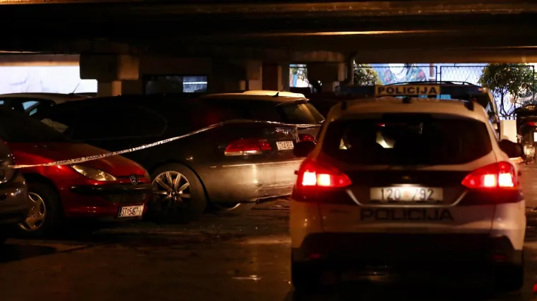 Na BMW-u koji je izgorio u požaru garaža u Splitu osvanulo nadgrobno cvijeće: Automobil povezan s dilerom