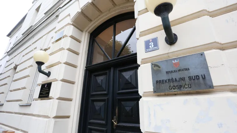 Policija uhitila mu&scaron;karce koji su prijetili načelniku Udbine: Njihova rodbina s djecom do&scaron;la pred sud, policija pazi na sve