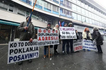 Građani prosvjedovali ispred veleposlanstva RH u Sarajevu: Spremili su i poklone za Zorana Milanovića