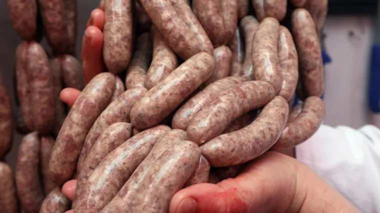 S polica se povlače popularne kobasice: Sadrže komadiće metala