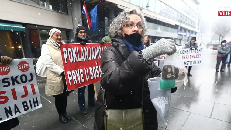 VIDEO Bosanci organizirali prosvjed protiv Hrvatske, Milanoviću donijeli 'nakurnjak'