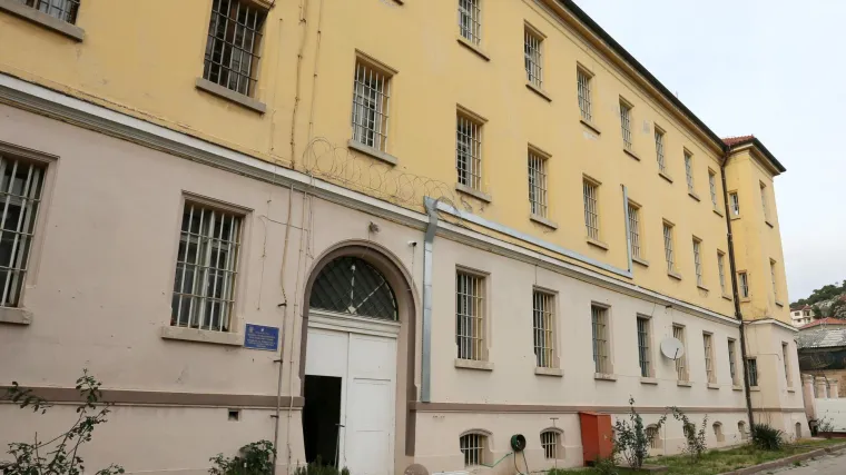 Kuhar u zatvoru krijumčario drogu i mobitele koje je davao zatvorenicima, USKOK objavio koliko je zaradio