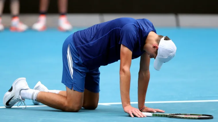 Dramatične scene: Mladi Čeh se sru&scaron;io nakon maratonskog finala, izveli ga u kolicima s terena