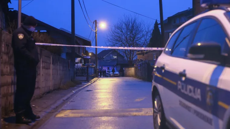 Mladić zbog prebrze vožnje sletio autom u kanal, udario u stup i drvo te se odbio natrag na cestu. Poginuo je, a onda je naletio i BMW...