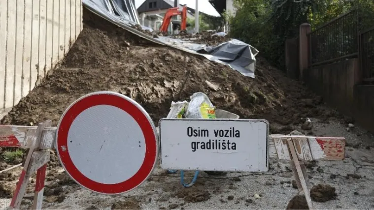Evakuirali stanare zgrade nakon &scaron;to se zgrada nagnula, a dvori&scaron;to odronilo zbog aktiviranja klizi&scaron;ta u zagrebačkom Gornjem Vrapču