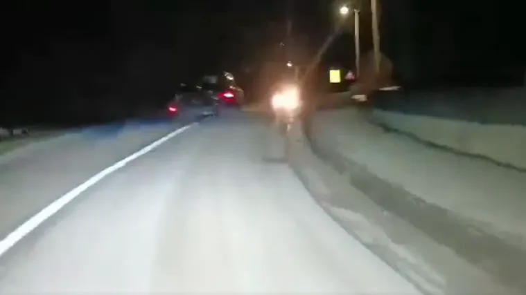 VIDEO Vrludao po cesti i pre&scaron;ao u suprotnu traku: Jedva izbjegao frontalni sudar