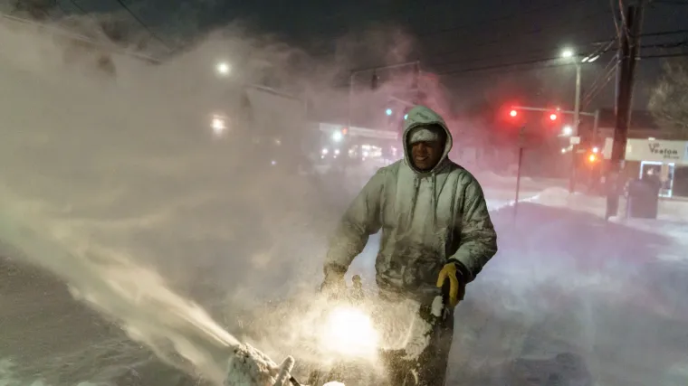 FOTO Potpuni kaos zbog snježne mećave na sjeveroistoku SAD-a: U Bostonu gotovo 60 centimetara snijega