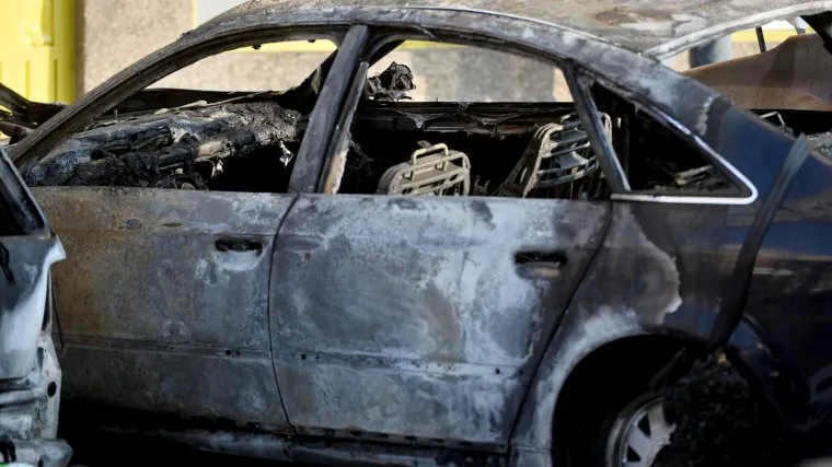 Zapalio mu se auto na nasipu Drave, a onda se požar pro&scaron;irio i na drugi automobil te na livadu