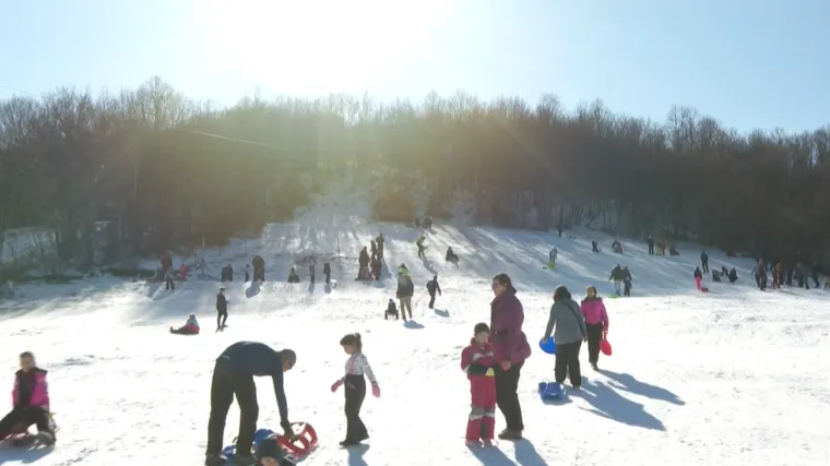 Zimska idila po mjeri hrvatskog novčanika: Uživanje uz sanjkanje, ukusnu hranu i zip line
