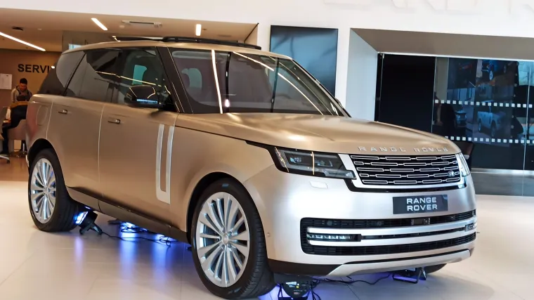 Raskošni SUV koji zaustavlja koronu i masira vrućim kamenjem predstavio se Hrvatima, no vožnja na visokoj nozi ima i svoju cijenu