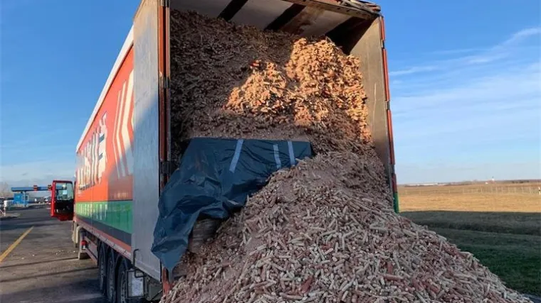FOTO Na graničnom prijelazu Ilok zaplijenjeno vi&scaron;e od 10 tona duhanske melase za pu&scaron;enje u vodenim lulama: Bila je ispod kukuruza