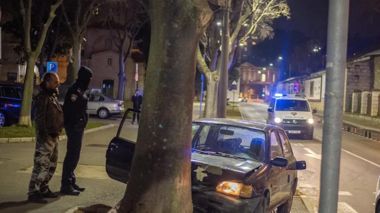 Potjera u Puli: Maloljetnici  ukrali auto i bježali policiji pa se zabili u stablo