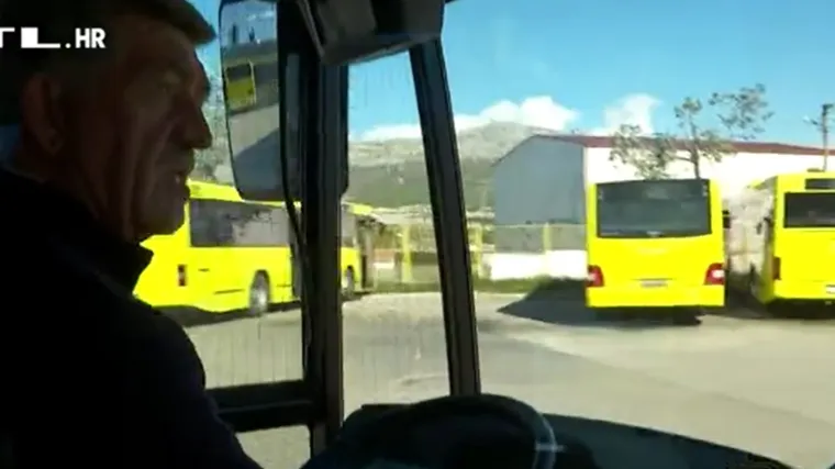 Splitski huligani izgađali gradski autobus jogurtom i jajima, pa sve snimili i objavili. Moguća kazna? I do pet godina zatvora