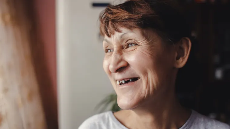 Sama si je kliještima izvadila zub pa ga zamijenila umjetnim s interneta za 18 kuna,  a sve je učvrstila ljepilom