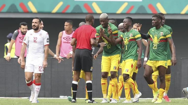 Afrički sudac nakon skandalozne utakmice: 'Mislim da mi je Bog rekao da zavr&scaron;im utakmicu, spasio me'