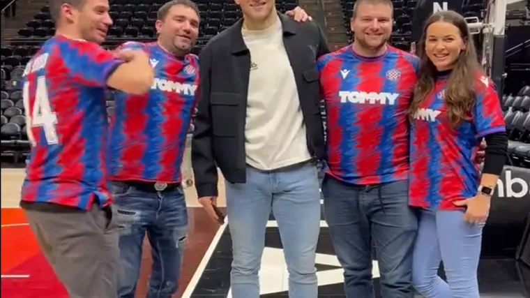 Navijači iznenadili Bogdanovića posebnim dresovima Hajduka, on ih odu&scaron;evljeno pozvao na teren