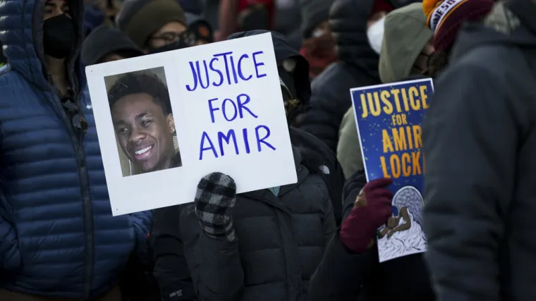 FOTO Prosvjednici traže pravdu za smrt mladog crnca: Ubio ga je policajac, na kauču