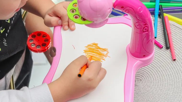 Dejuxi stol za crtanje s projektorom razvit će dječji potencijal, samostalnost, kreativnost&hellip;