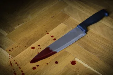 Posvađali se i potukli u stanu u Starigradu: Uzeo je nož i cimera ubo u prsa. Zadobio je teške ozljede...