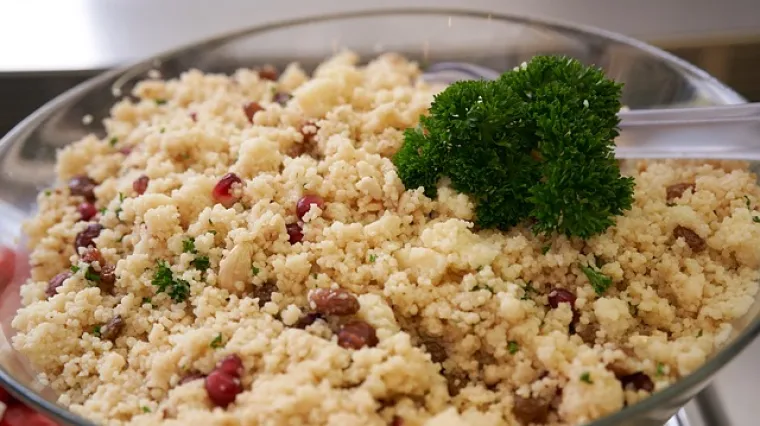 Hladna salata sa kus kusom kao prilog ili predjelo