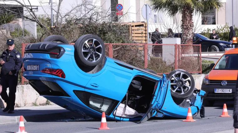 Teška prometna nesreća u Splitu: Audi završio na krovu