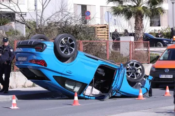 Teška prometna nesreća u Splitu: Audi završio na krovu