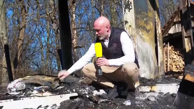 U potresu ostao bez svega, a sad i požar. Reporter RTL-a na zgari&scaron;tu: 'Njegovi osobni dokumenti negdje su ovdje'