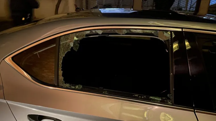 FOTO Dok je s ocem nestalog Mateja molili za njegov pronalazak, u Beogradu provalili u automobil nadbiskupa. Razbili staklo, ukrali kofer